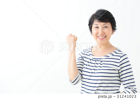 ミドル女性　ガッツポーズ　ポートレー 31241023