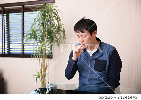 咳をする男性 咳をする男性 31241445