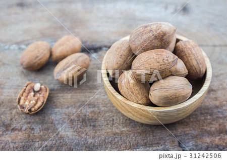 Chinese walnut kernels dried fruit food. 31242506