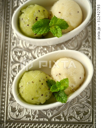 グリーン＆ゴールドキウイのジェラート　シルバートレイ　（縦位置ハイアングル） 31242793