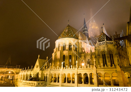 マーチャーシュ教会と漁夫の砦の夜のイメージ 31243472