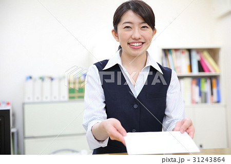 病院の受付 31243864