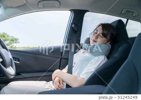 運転席で眠る女性 運転席で眠る女性 31245249
