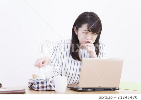 花粉症に苦しむ女性　花粉症　風邪　インフルエンザ　アレルギー性鼻炎 31245470