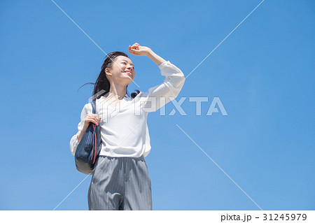 女性・青空バック 女性・青空バック 31245979