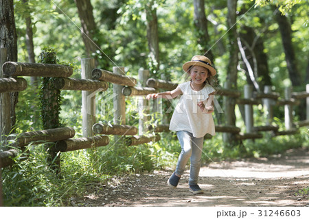 山道を歩く女の子 山道を歩く女の子 31246603