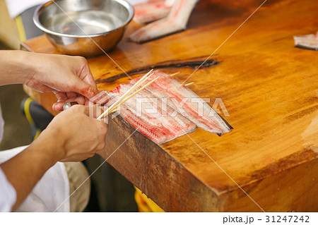 鰻の串打ち 31247242