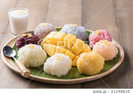 ripe mango with sticky rice on wood background 31248810