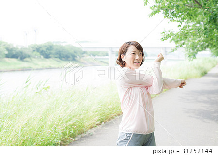 ランニング　女性 31252144