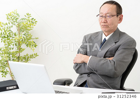 悩む・シニア男性 31252346