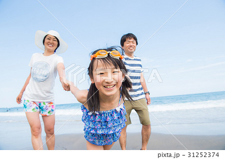 夏休みに海で遊ぶ家族 31252374