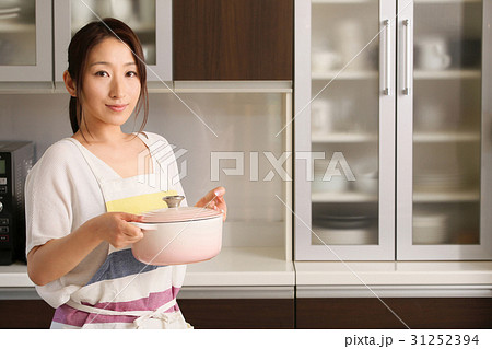 鍋を持つ女性 鍋を持つ女性 31252394