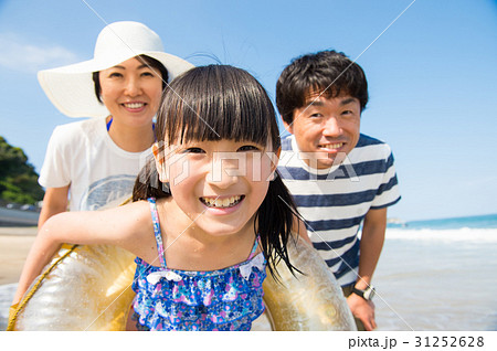 夏休みに海で遊ぶ家族 31252628