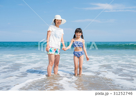 夏休みに海で遊ぶ親子 31252746