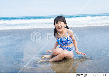 水着の女の子 海の写真素材