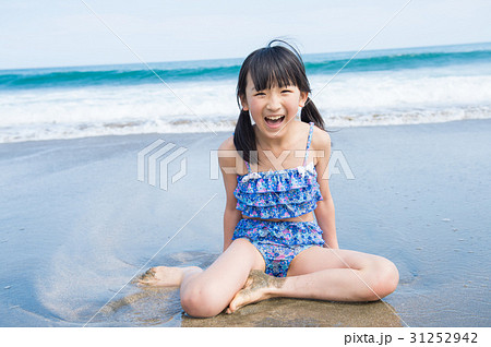 水着の女の子 海の写真素材