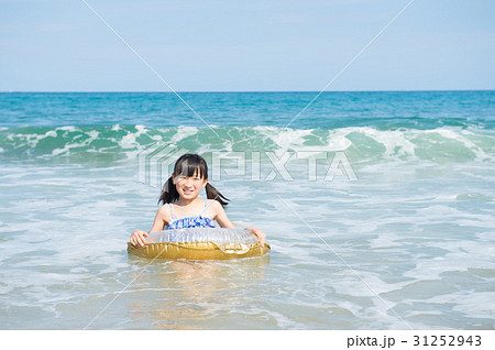 海で泳ぐ女の子の写真素材