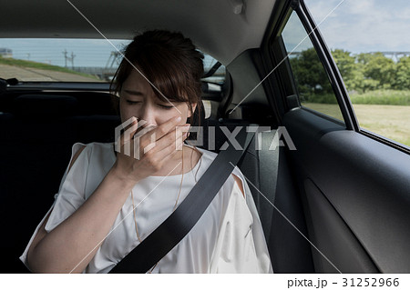 車酔いの女性 31252966