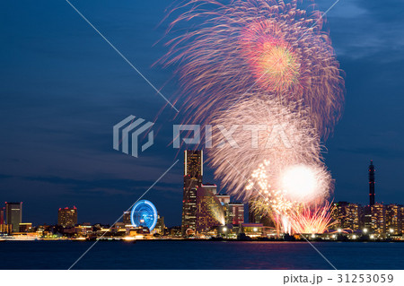 横浜みなとみらい21と花火 31253059