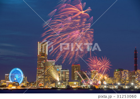 横浜みなとみらい21と花火 31253060