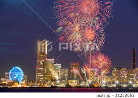 横浜みなとみらい21と花火 31253063