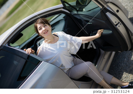 車を降りる女性 31253124