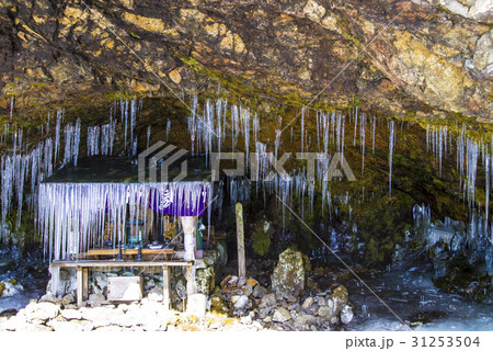 凍てつく大普賢岳 笙ノ窟(しょうのいわや) 凍てつく大普賢岳 笙ノ窟(しょうのいわや) 31253504
