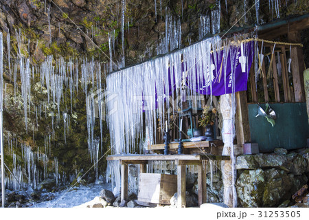 凍てつく大普賢岳 笙ノ窟（しょうのいわや） 31253505