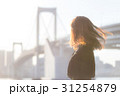 女性とレインボーブリッジ 31254879