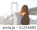 女性とレインボーブリッジ 31254880