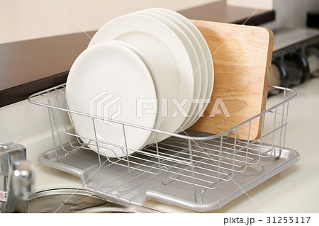 水切り棚にある洗い終わった食器 水切り棚にある洗い終わった食器 31255117