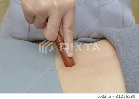 Thai spa back treatment by wood stick 31256539