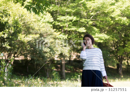 観光 旅 女性 リゾート 電話 観光 旅 女性 リゾート 電話 31257551