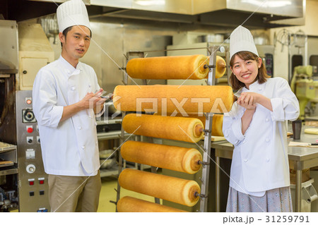 バームクーヘンを作るふたり 31259791