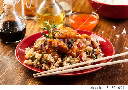 Fried chicken with rice and sweet and sour sauce Fried chicken with rice and sweet and sour sauce 31264001