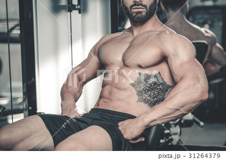Caucasian sexy fitness model in gym close up abs. 31264379