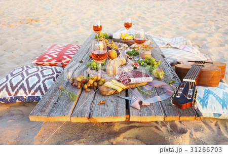 Top view beach picnic table 31266703
