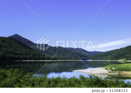 青空と湖　金山湖　南富良野 31268133