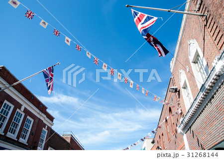 青空の下 赤レンガの家に飾られたイギリスの旗 青空の下 赤レンガの家に飾られたイギリスの旗 31268144