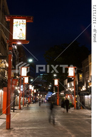 浅草伝法院通りの夜 31271171