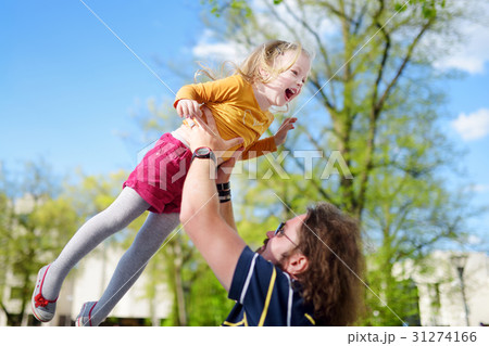 Happy young father holding his little daughter on summer day 31274166