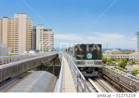 六甲ライナーと六甲の街並み 六甲ライナーと六甲の街並み 31275219