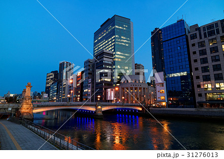 大阪 中之島公園から見る難波橋と北浜 31276013