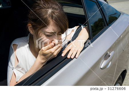 車酔いの女性 31276606