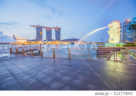 The Merlion and Marina Bay Sands in Singapore 31277845