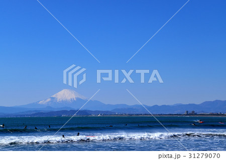 青空の下で富士山の見える湘南海岸でサーフィンをする人々 31279070