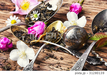 Tea spoons with tea leaves 31280139