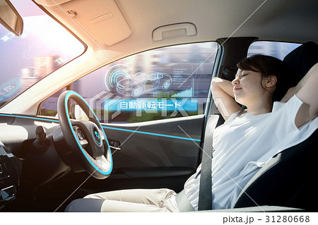 自動運転車に乗る女性 31280668
