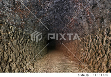 廃線のトンネル内 31281380