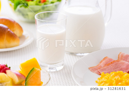 朝食、牛乳 31281631